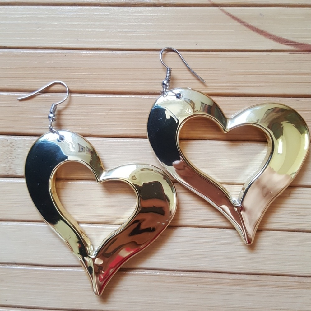 Golden Heart Earrings 💛 - Picture 5 of 8
